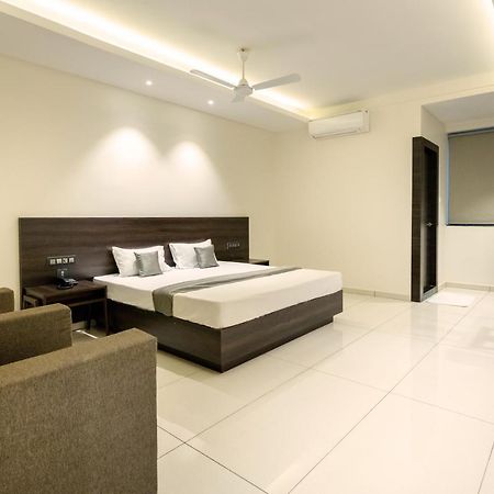 Hotel Paramount Suites & Service Apartments 门格洛尔 外观 照片