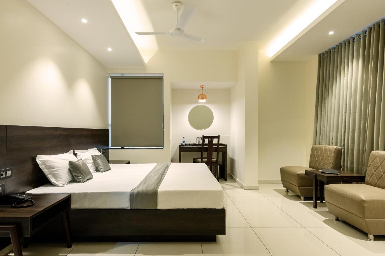 Hotel Paramount Suites & Service Apartments 门格洛尔 外观 照片