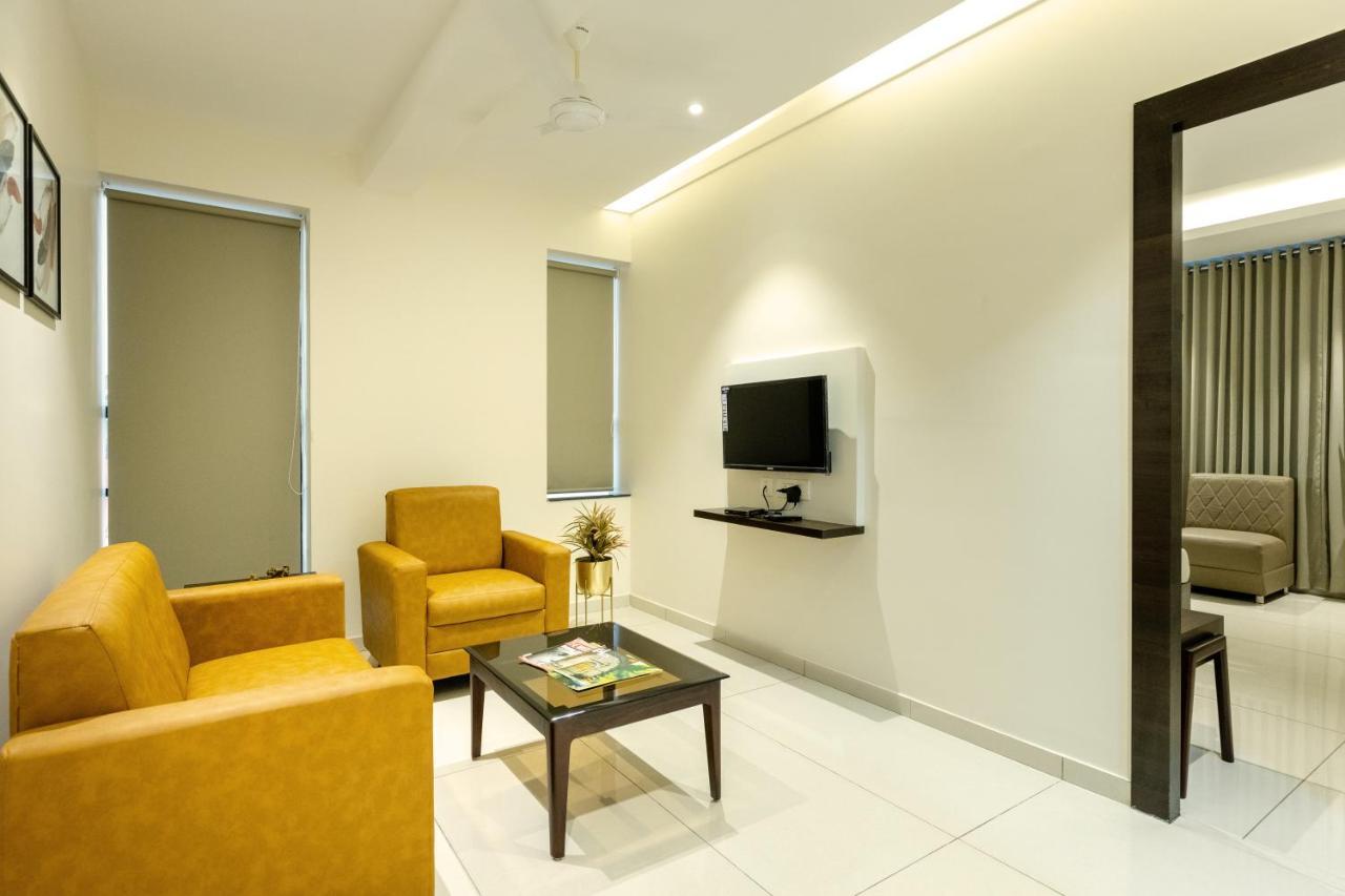 Hotel Paramount Suites & Service Apartments 门格洛尔 外观 照片