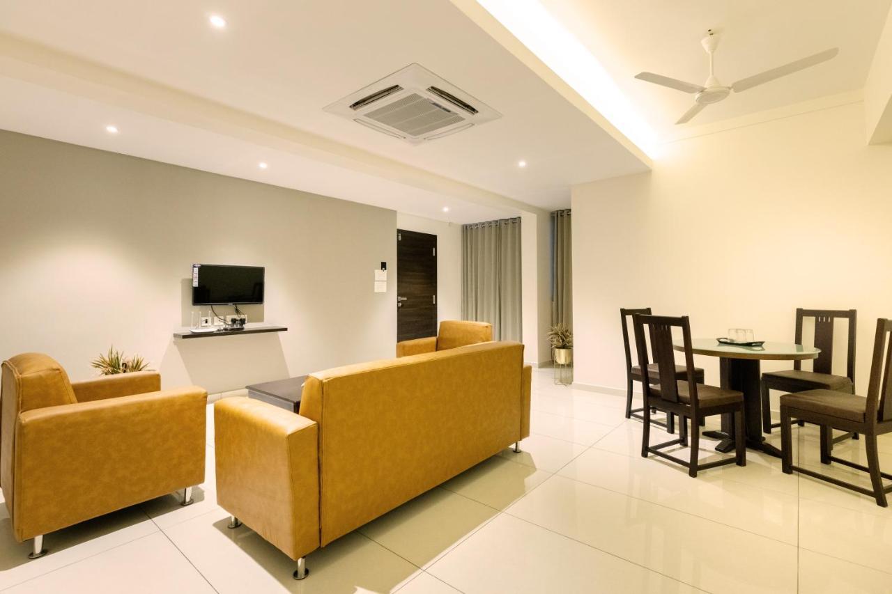 Hotel Paramount Suites & Service Apartments 门格洛尔 外观 照片