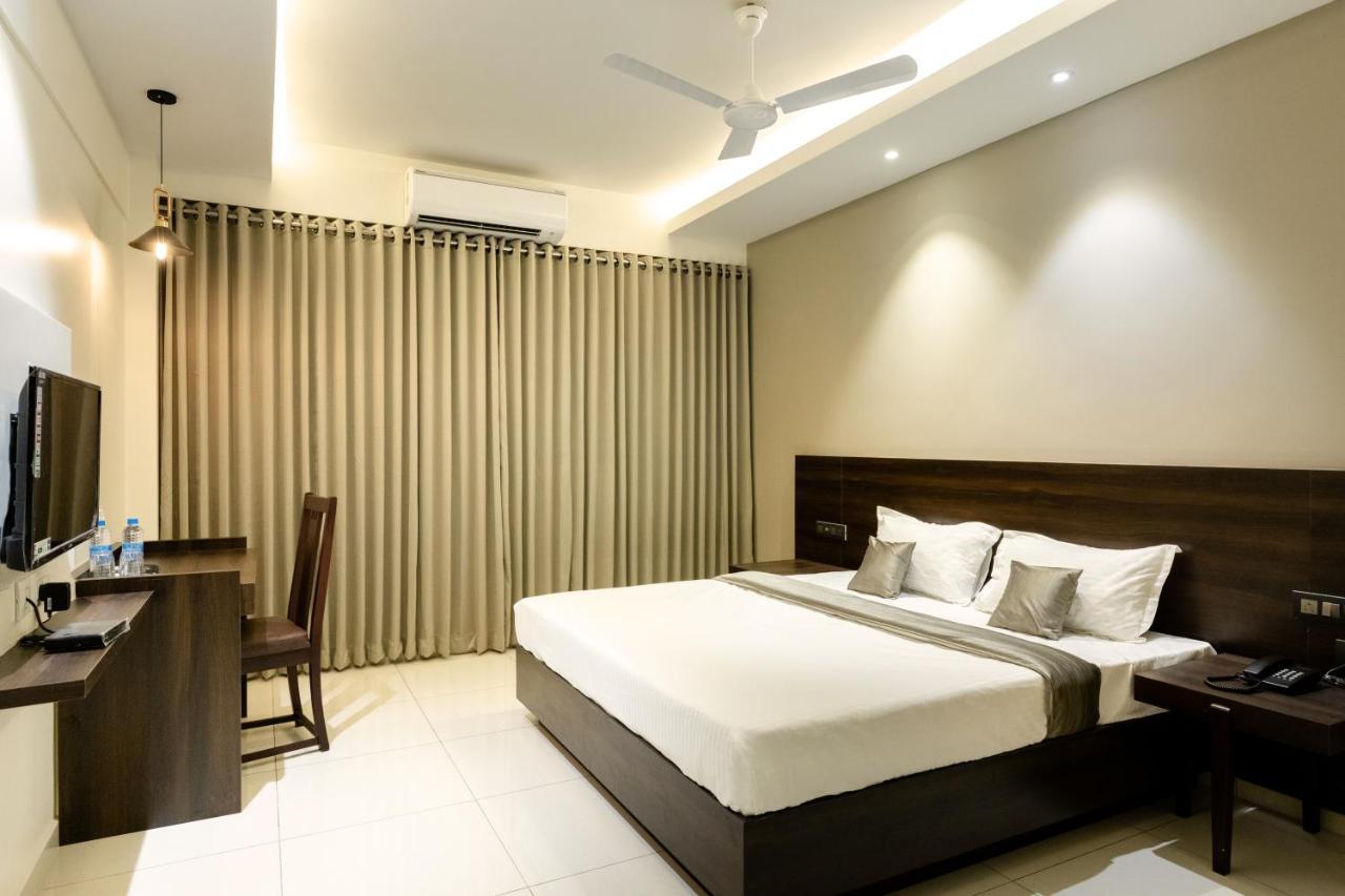 Hotel Paramount Suites & Service Apartments 门格洛尔 外观 照片